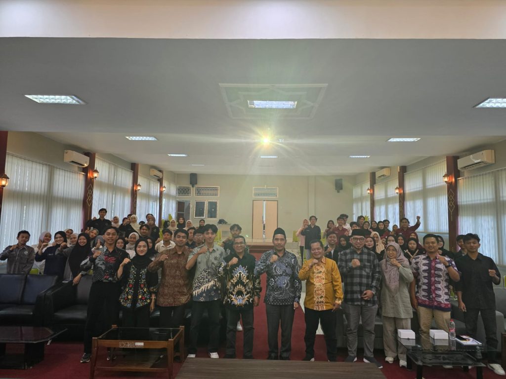 Foto bersama pimpinan FSH dan peserta sekolah administrasi