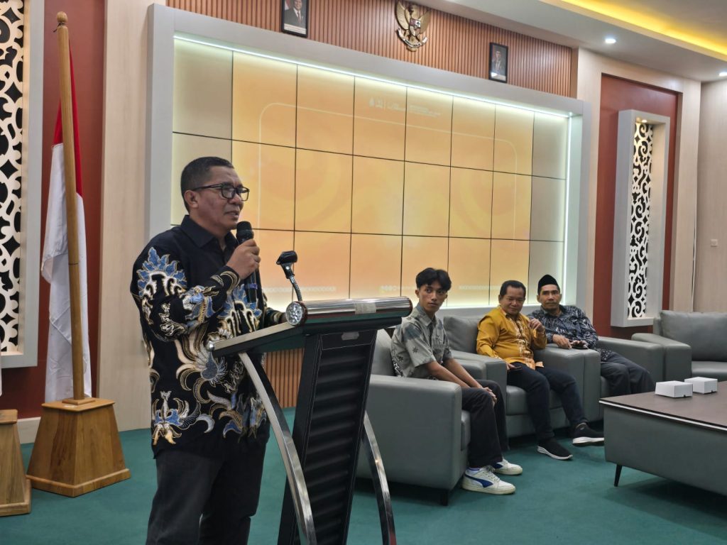 Wakil Dekan III FSH Rustam DKAH, M.Ag saat berikan sambutan